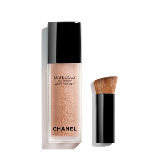 Chanel Les Beiges Eau De Teint مستحضر أساس بتركيبة مائية مع أصباغ لونية داخل قطرات ميكروية. <Br>تأثير البشرة الخالية من الماكياج.<Br>إشراقة صحية وطبيعية.